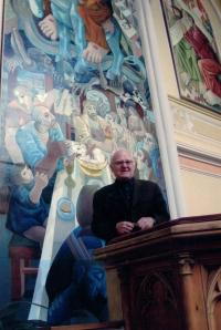 Minister Dus talking about the paintings on the walls of the Evangelical church in Vinohrady, 60 Korunní St. Prague 2, 2003