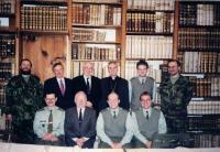 Farář Dus dolní řada 2. zleva. Vojenští kaplani a představitelé církví - duchovní služba, Kostelní Vydří 2001