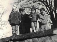 Rodina v Proseči po návratu z vězení, zima 1974