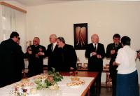 Farář Dus třetí zprava, po podpisu smlouvy mezi církvemi a Ministerstvem obrany, Praha 1998