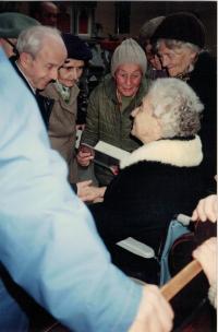 Sestra Gerta Figulusová, potomek Komenského, při návštěvě vinohradského sboru, Praha 14.4.1992