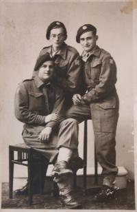 vojáci Bayer, Kosmopfel (?) a Ehrmann (vpravo) v Sušici - červenec 1945