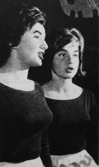 "Rain Gutter Theatre" (Divadélko pod okapem) - 1962, Věra Manová and Zuzana Majvaldová