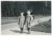 Miroslav Hampl (on the left) with his brother Jiří (1941)