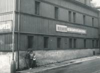 Rodina Miroslava Hampla u ubytovny v Božím Daru, kde bydlel jako civilní zaměstnanec v Jáchymově-1968