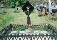 Hrob vězňů umučených v Jáchymovských dolech (1997)