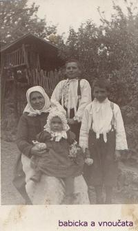 Grandmother with grandchildren - Lekavý on the right