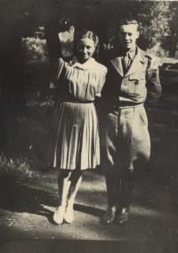 Bedřich Hájek v uniformě s kamarádkou Pepčou, Prostějov-  květen 1945