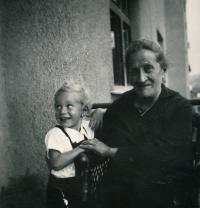 S babičkou Pavlou Weissenstein (kolem r. 1935)