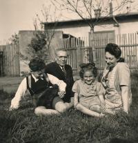Wernerovi před deportací (Pardubice, ul. Pražská, 1942)