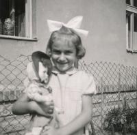 Sestra Lenka v létě 1942 (Pardubice, Pražská ul.)