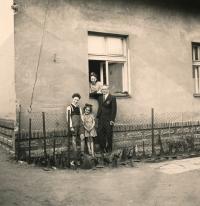 Wernerovi v domě v Pražské ulici v Prdubicích (1942)