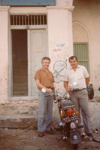 Pavel Werner (nalevo) ve městě Mukala v Ománu před vchodem do Obchodní komory (80. léta)