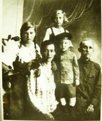 Rodina Biněvských-Morozovičových před příjezdem do Buzuluku