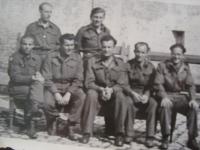 Zajatci v obléhaném Dunkerque, Bedřich Utitz v první řadě, první zprava