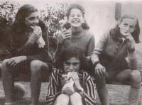 Brigita (uprostřed) a její kamarádky v Praze, 1940