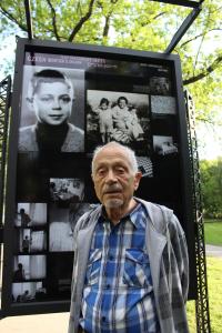 Asaf Auerbach před panelem výstavy Wintonovy vlaky - 2014