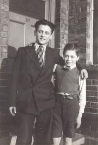 Ebgland cca 1940, Asaf with his older brother 