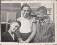 1937, Asaf se starším bratrem a maminkou