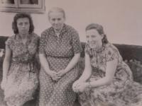 Nina Bilijenková vpravo s matkou a sestrou Helenou