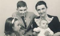 Pavel s maminkou, sestrami Helenou a Evou, 1940