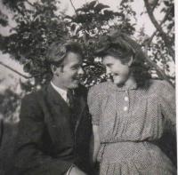 Matouš s budoucí manželkou v roce 1944