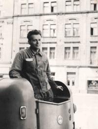 Matouš jako řidič multikaru v roce 1962
