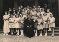 Matouš a děti z Nedělní školy CČS na Žižkově v roce 1957