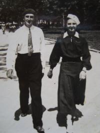 Vladimír Ficek s dcerou Slávkou, Luck 1936
