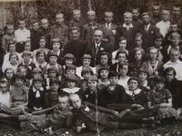 Vladimír Ficek's school class, Vladimír Ficek in the middle, orthodox priest on the left