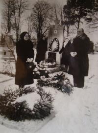 Vladimír Ficek se svou ženou na hřbitově, poslední fotografie před reemigrací do Československa