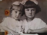 Slávka Ficková (napravo) se svou sestrou, rok 1926