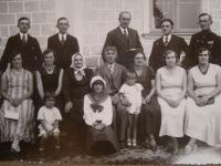Fotografie příbuzenstva, Vladimír Ficek se svými bratry (kromě vojáka), pod nimi jejich ženy a sestra Vladimíra Ficka se svým manželem, Slávka Ficková v námořnické mašli v první řadě uprostřed, rok 1932