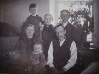 Prarodiče se svými syny a dcerou, Vladimír Ficek sedí na klíně maminky, rok 1894