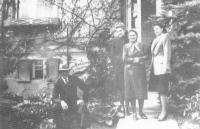 Arrival parents Vladimír and Emilie Fickových to Chomutov, duben 1947