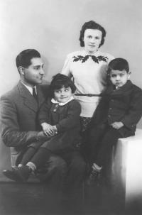 1941-43; s rodiči a sestrou