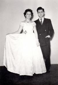 1957; na plese s budoucí manželkou