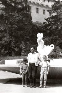 1973; s dcerami na dovolené