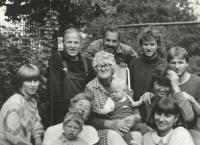 1986; rodina na chalupě u Šimečků