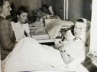 s maminkou Alžbětou Doležalovou a v nemocnici v Praze v roce 1946
