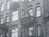 Dům v Poznani - detail balkónu bytu, ve kterém M. Šupíková žila - mávající M. Šupíková - při návštěvě v roce 1967