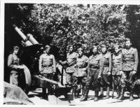 1. oddíl, 1. československá samostatná brigáda, obsluha houfnice ráže 250 mm(vlevo stojící muž je Vasil derďuk)