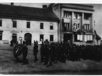 Pohřeb partyzánů Janka Silného a Františka Kupsy v Bystřici nad Pernštejnem 11. května 1945. Vpředu s věncem Ladislav Švec