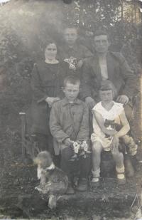 Libuše with parents and brothers