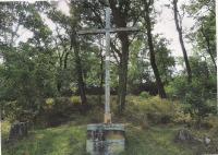 Na paměť Františka a Jarmily Hořejších byl roku 1999 obnoven smírčí kříž v Otrubech