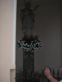 Socha svatého Jana Nepomuckého v jejichž dolní části se našel nápis z 18. století českým švabachem díky kterému byla obec připojena k Československu