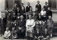 Škola v Zásmukách - Prokop první zprava stojící v první řadě (1918)