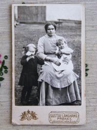 S maminkou a starší sestrou, asi 1915