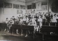 Ve třídě gymnázia-asi v roce 1938 v Olomouci