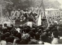 1968, srpen, obklíčený transportér okupantů 